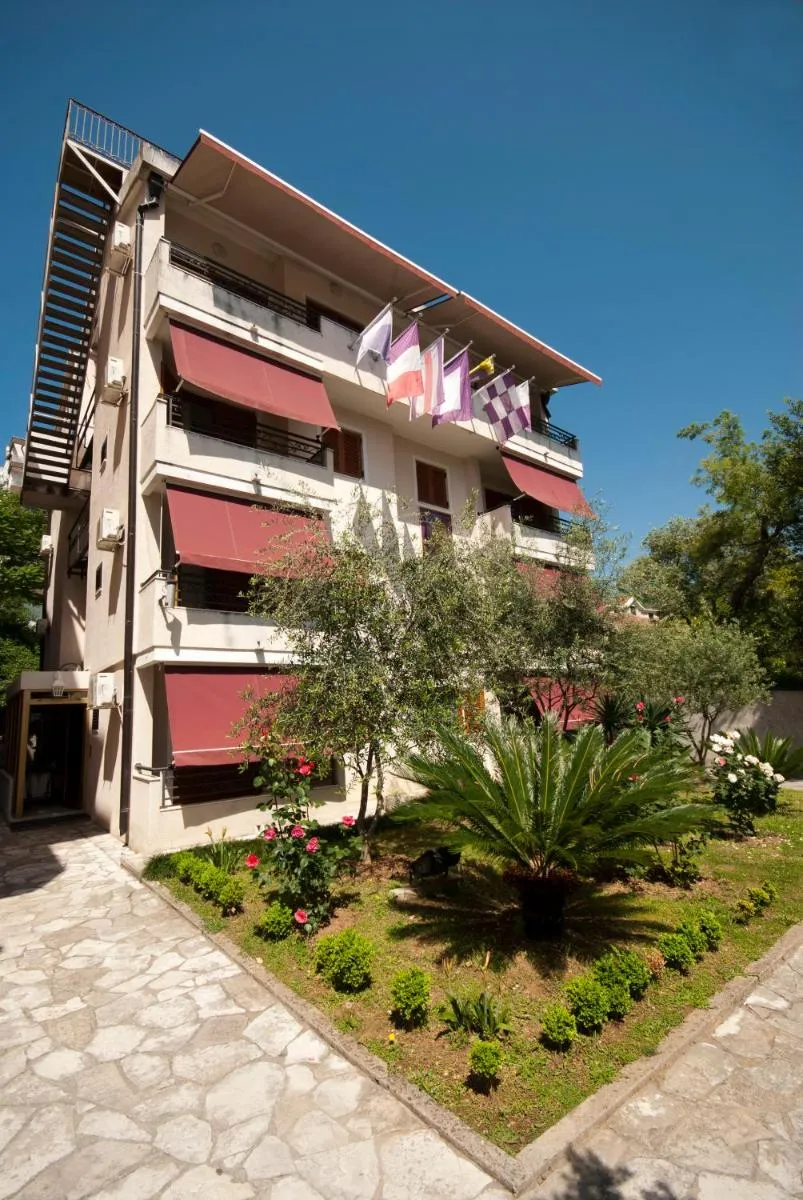 Image 3 of Captain Apartments