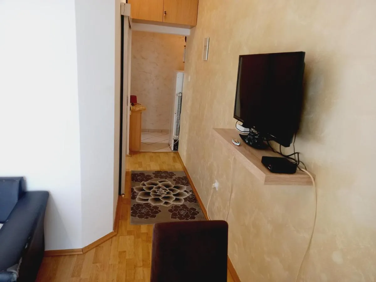 Image 4 of B4