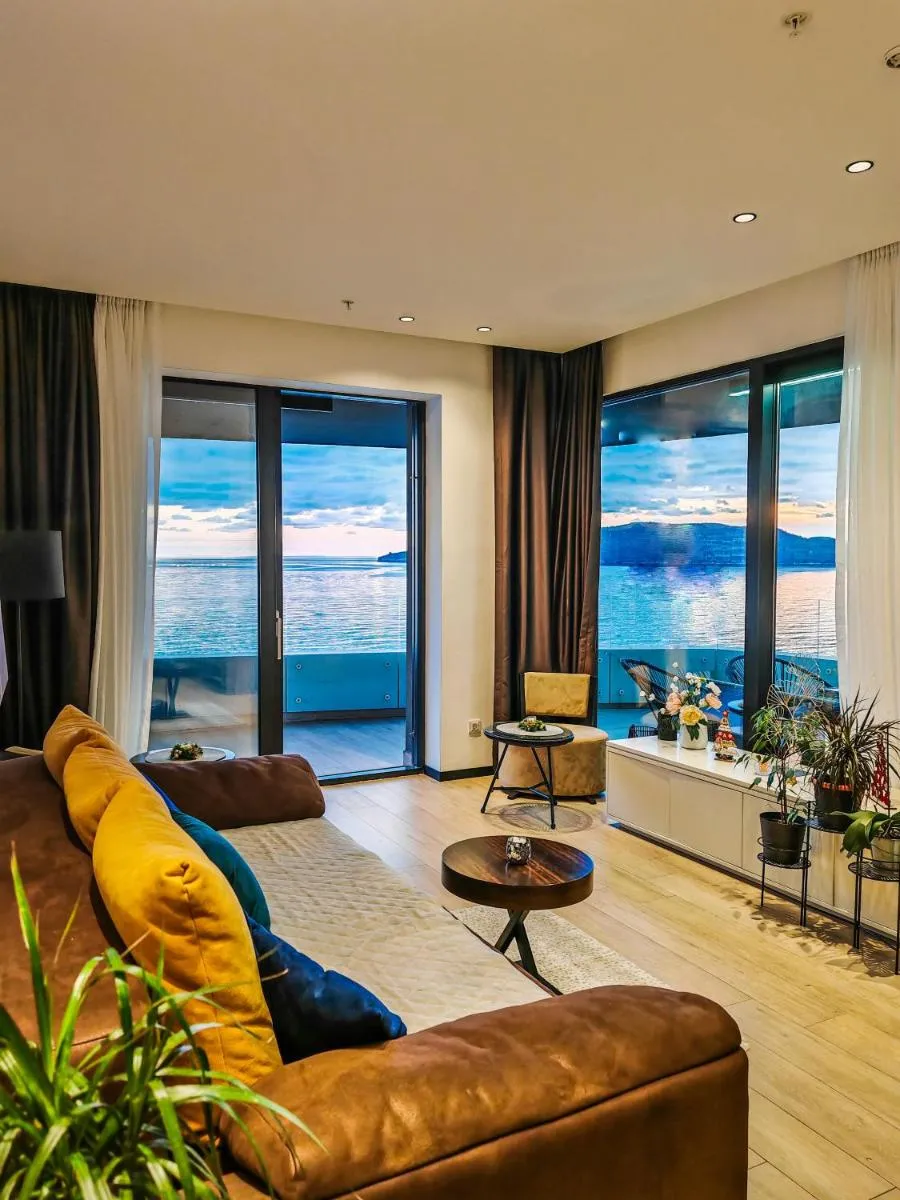 Image 3 of Beachfront luxury apartment