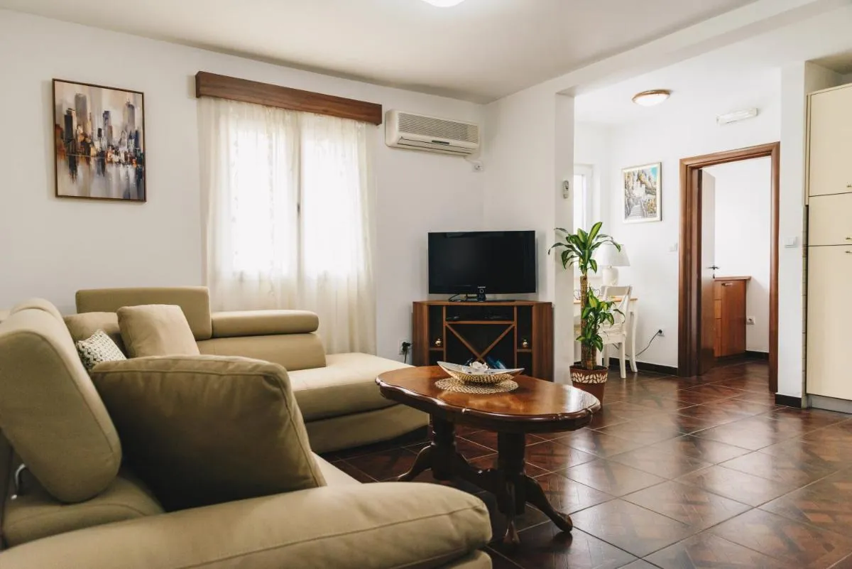 Image 4 of El Mar Apartments
