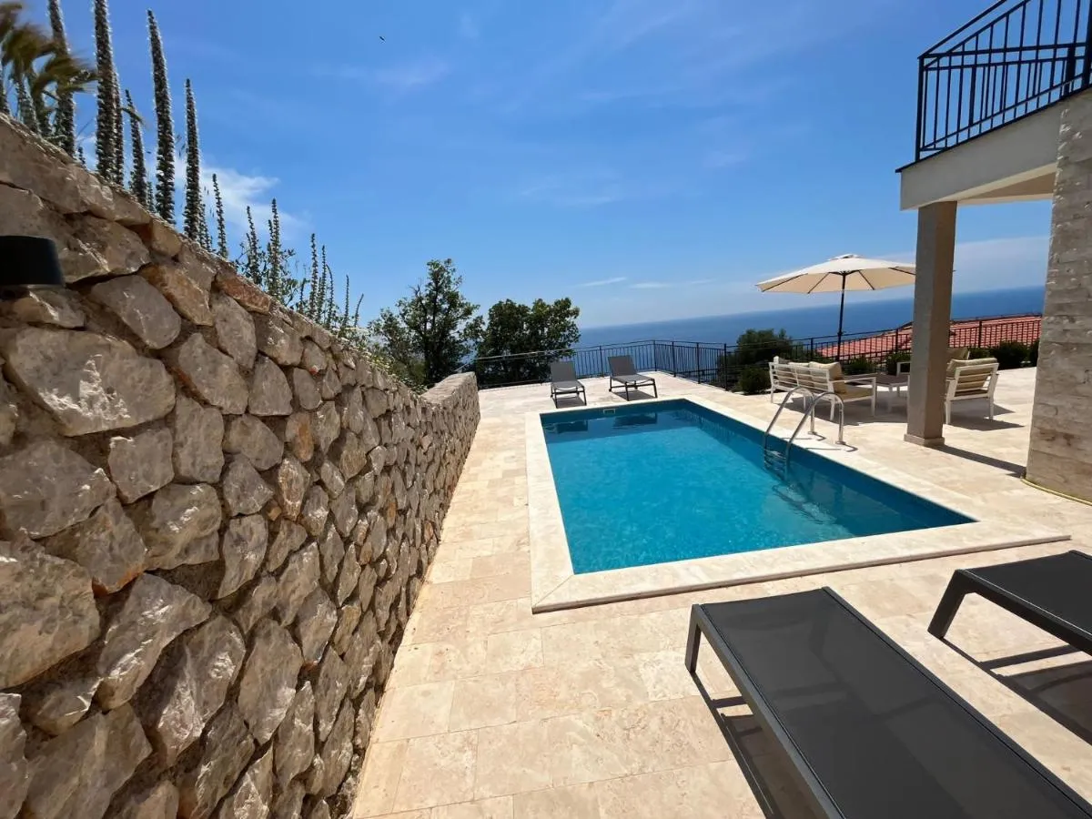 Image 2 of Family Vacation Villa Rezevici