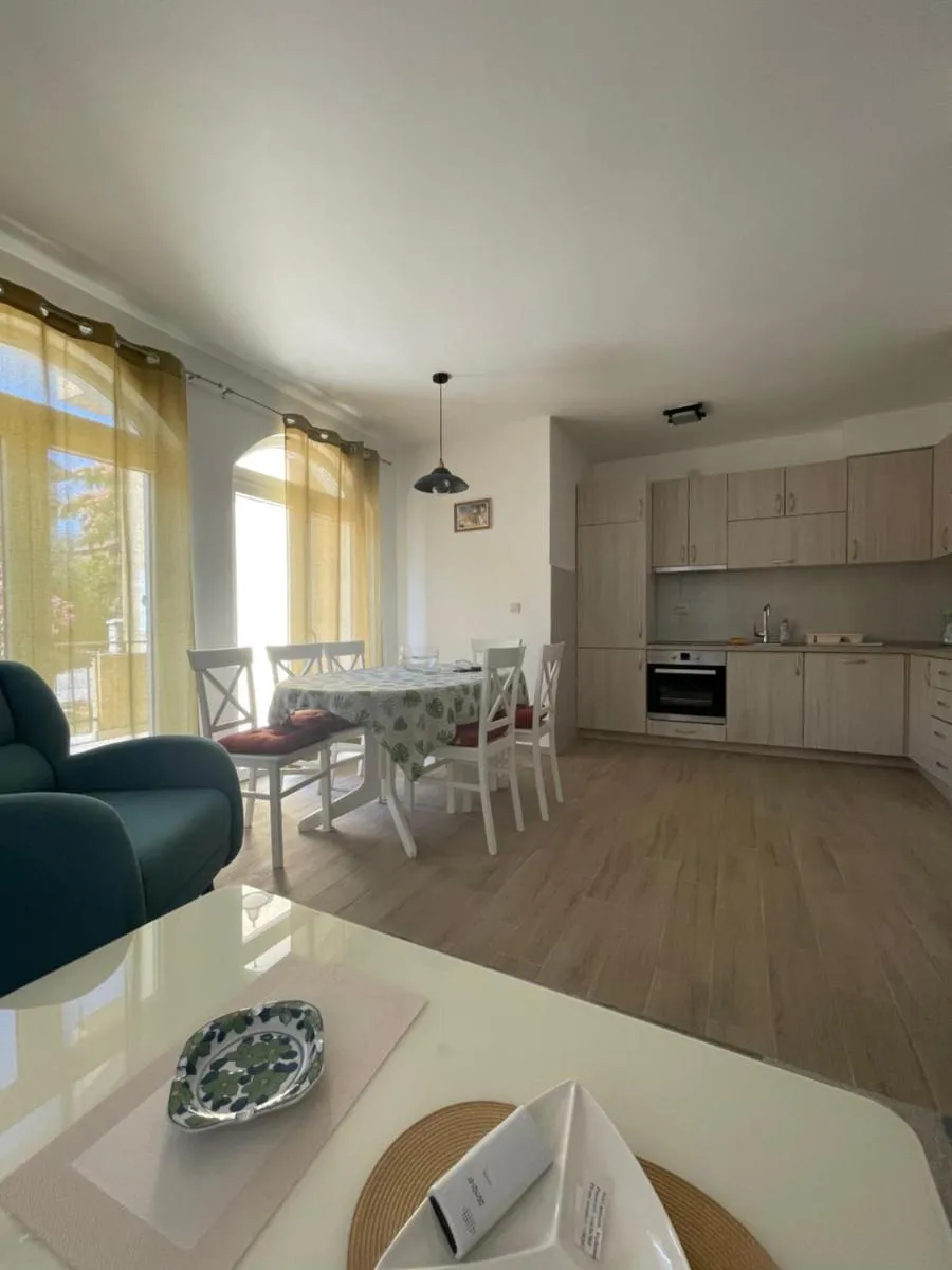 Image 3 of Luna Apartments