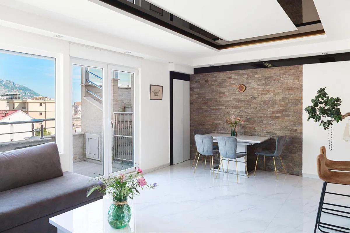 Image 3 of Modern 3-bedroom apt with private roof-top terrace