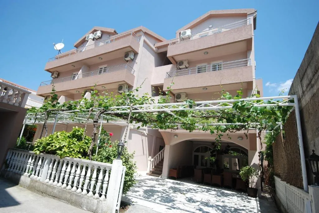 Image of Pansion Anita