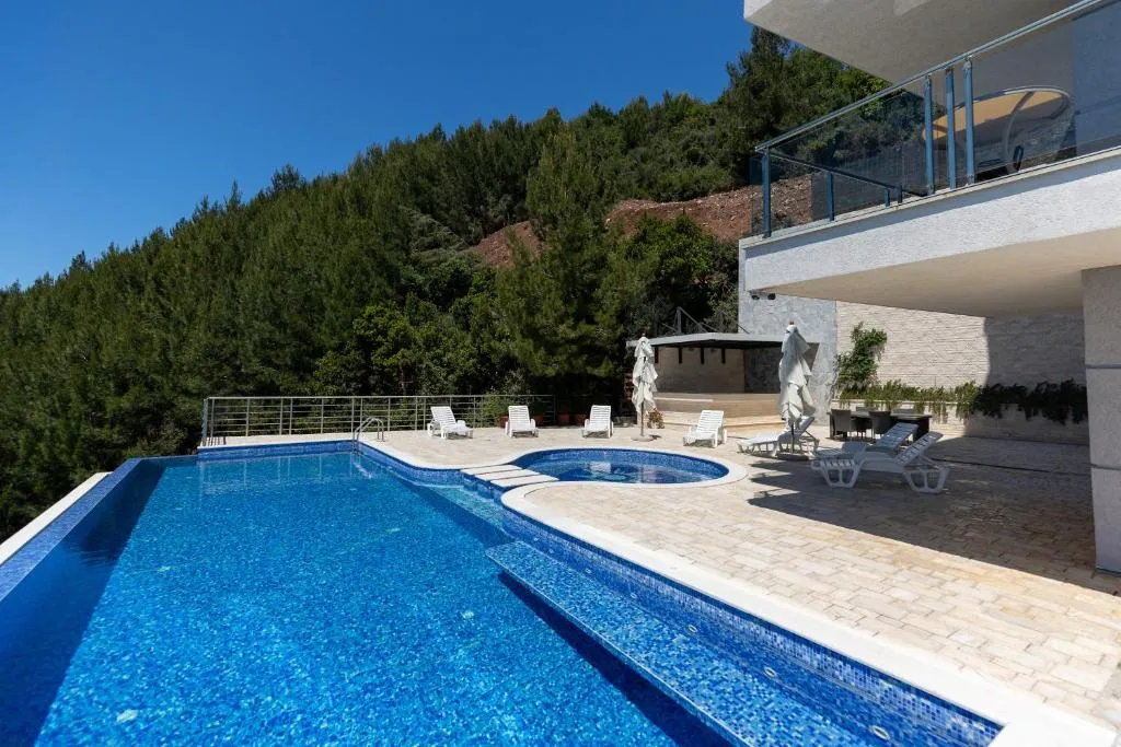 Image of Tophill Altezza 9 best view and pool