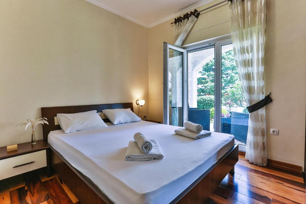Image of Montesun Holiday Novak Home
