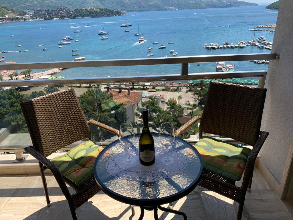 Image of Panoramic sea view 3-bedroom apartment 50 m from the sea