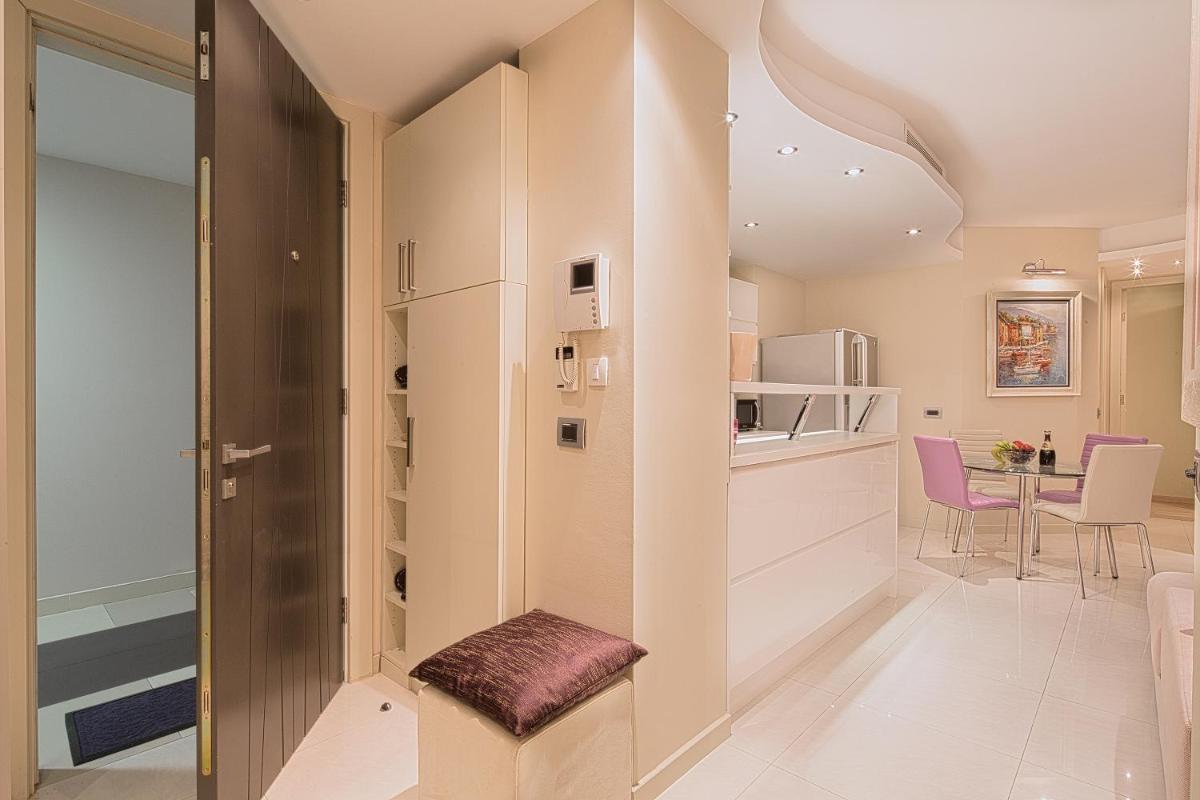 Image 2 of Premier LUX apartment