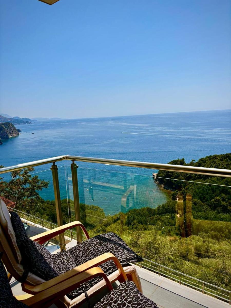 Image 3 of Romantic Hillside Escape Sea View and Infinity Pool