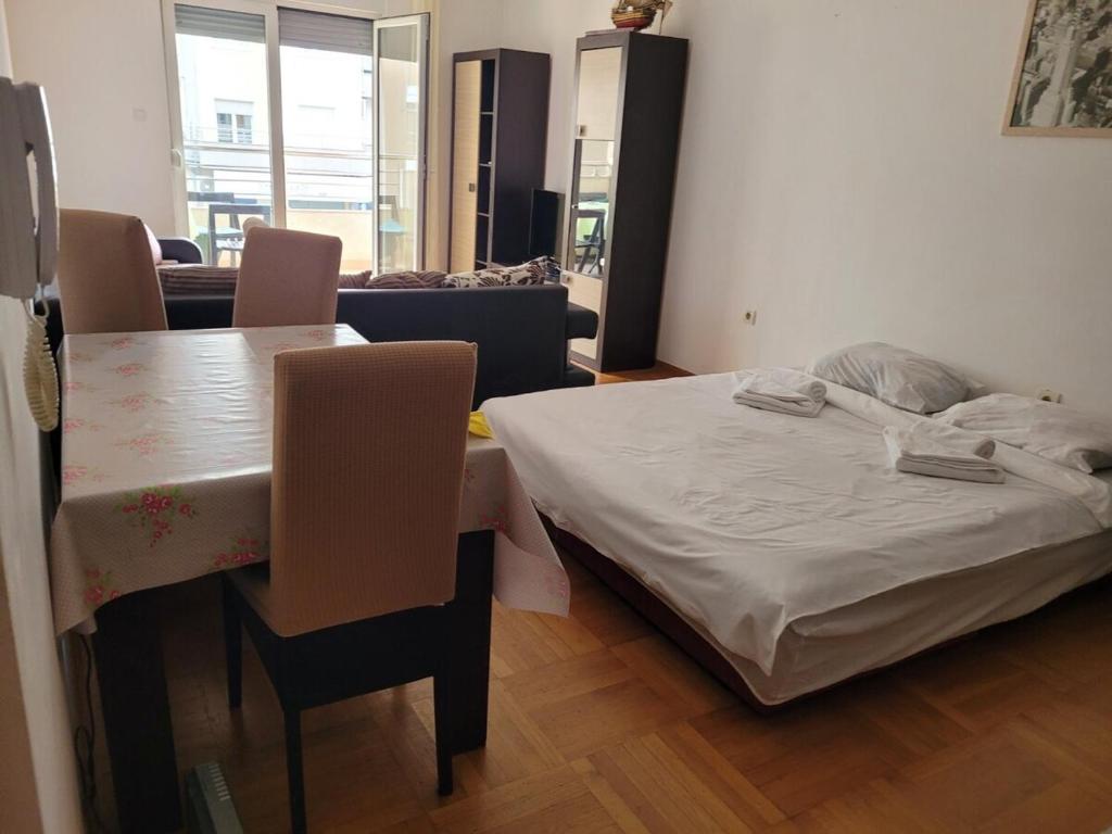 Image of Spacious 2BR 2BA Apartment Near Beach and Mall