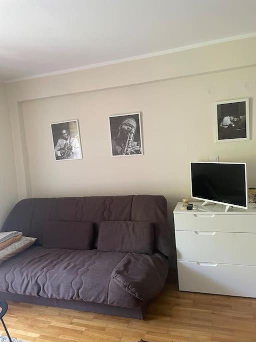 Image 3 of Studio