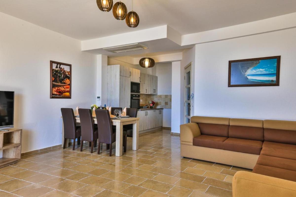Image 5 of Sunny Villa Violet